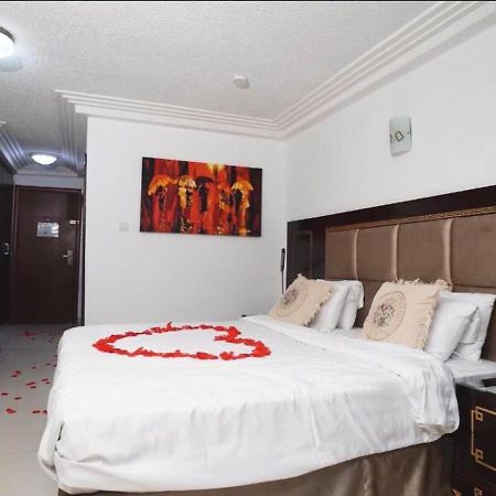 Nobila Airport Hotel Cotonou Buitenkant foto