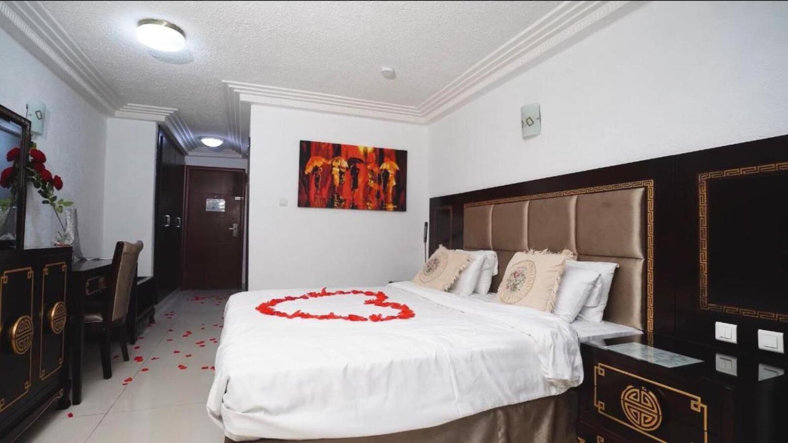 Nobila Airport Hotel Cotonou Buitenkant foto