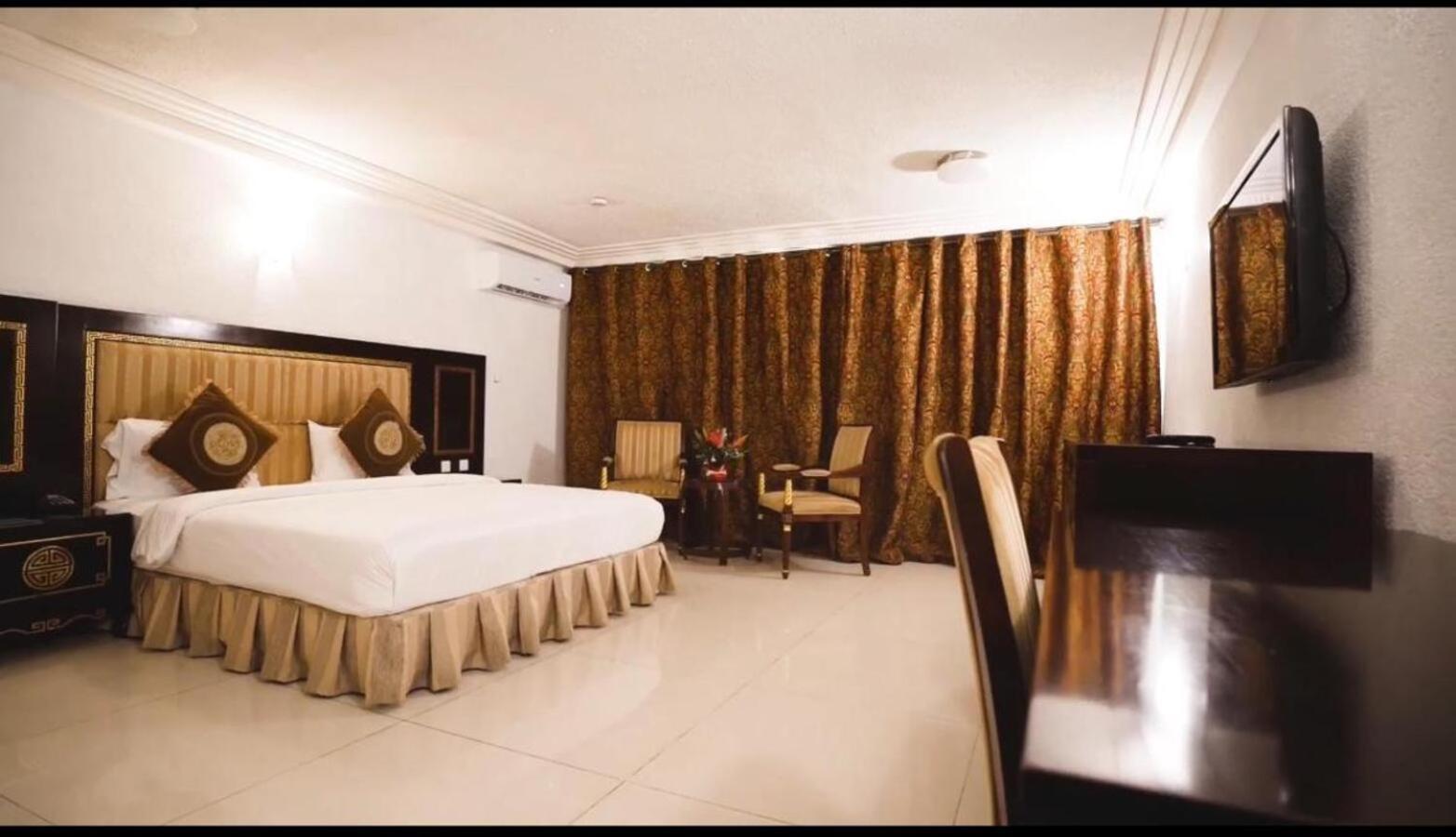 Nobila Airport Hotel Cotonou Buitenkant foto