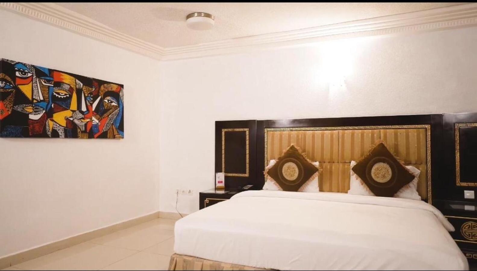 Nobila Airport Hotel Cotonou Buitenkant foto