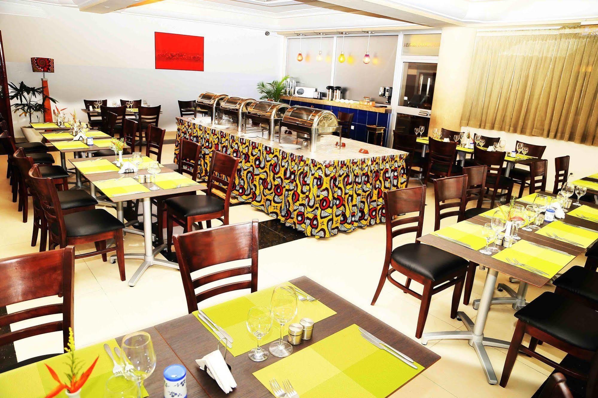 Nobila Airport Hotel Cotonou Buitenkant foto