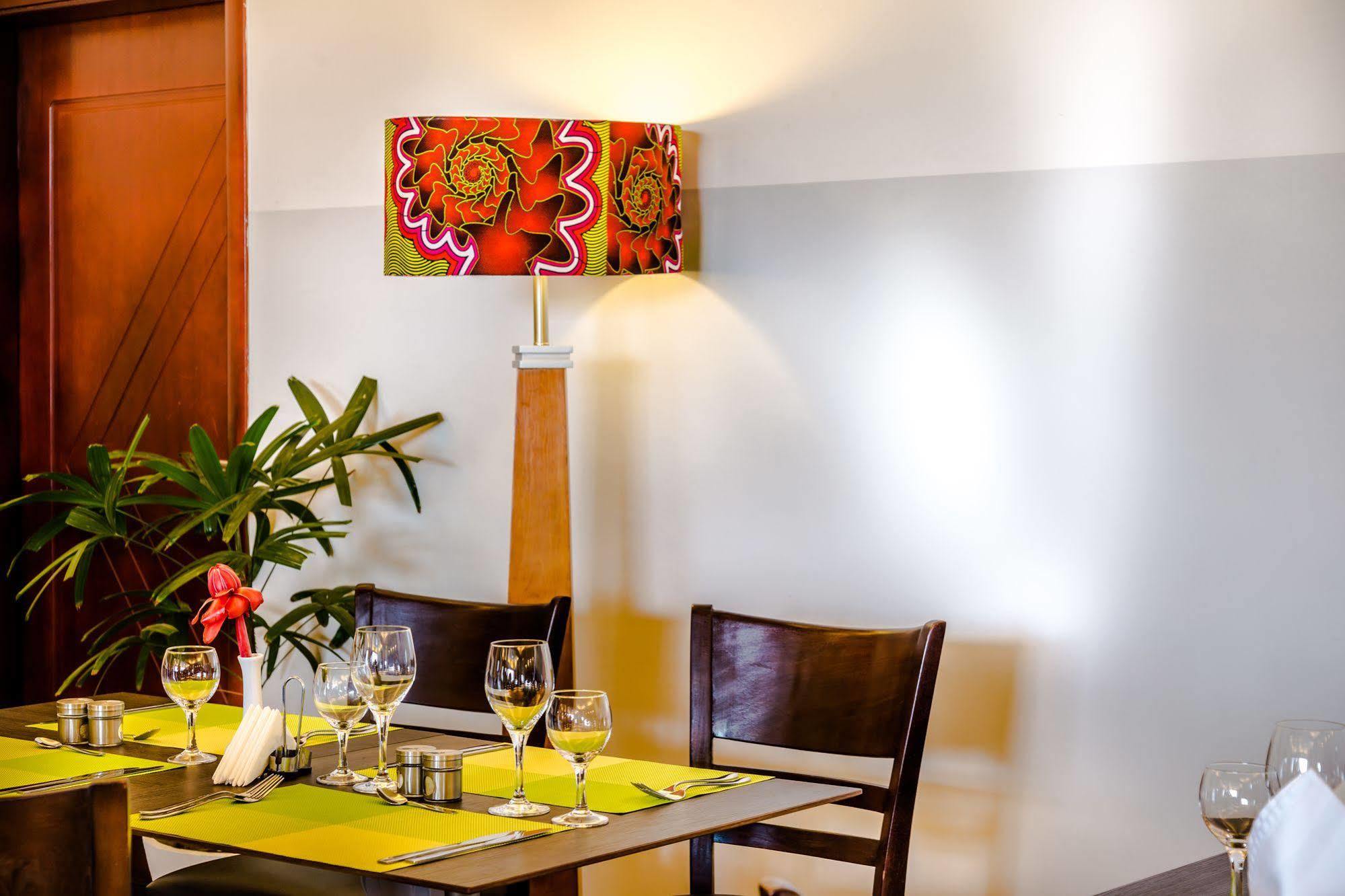 Nobila Airport Hotel Cotonou Buitenkant foto