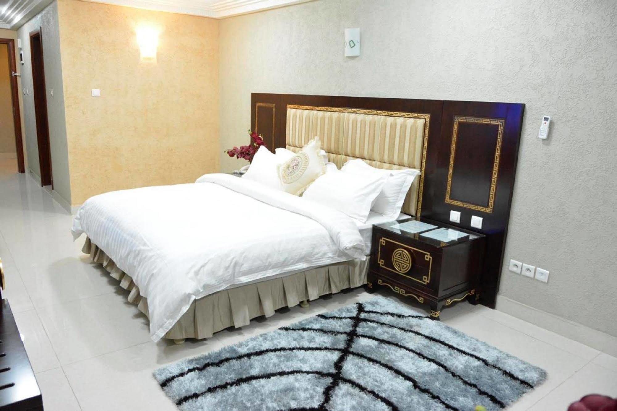 Nobila Airport Hotel Cotonou Buitenkant foto