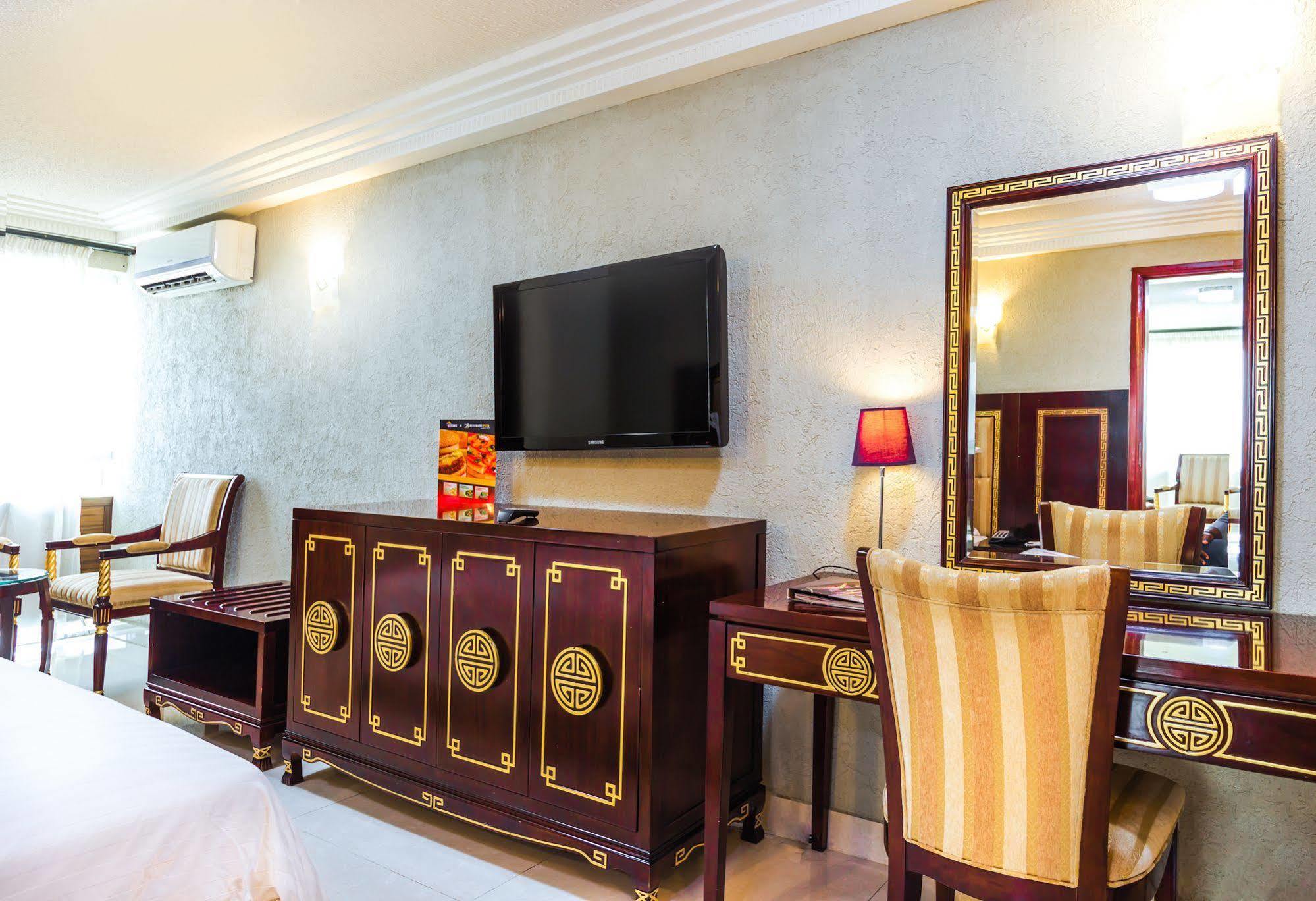 Nobila Airport Hotel Cotonou Buitenkant foto